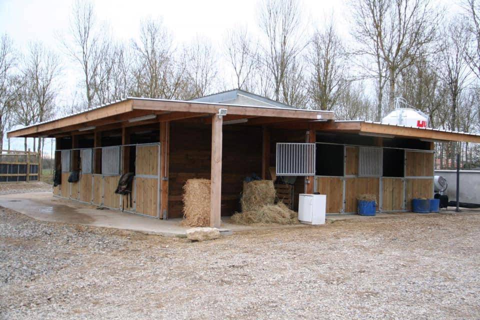 Mise &agrave; disposition &ndash; Boxes nus, paddocks individuels & 