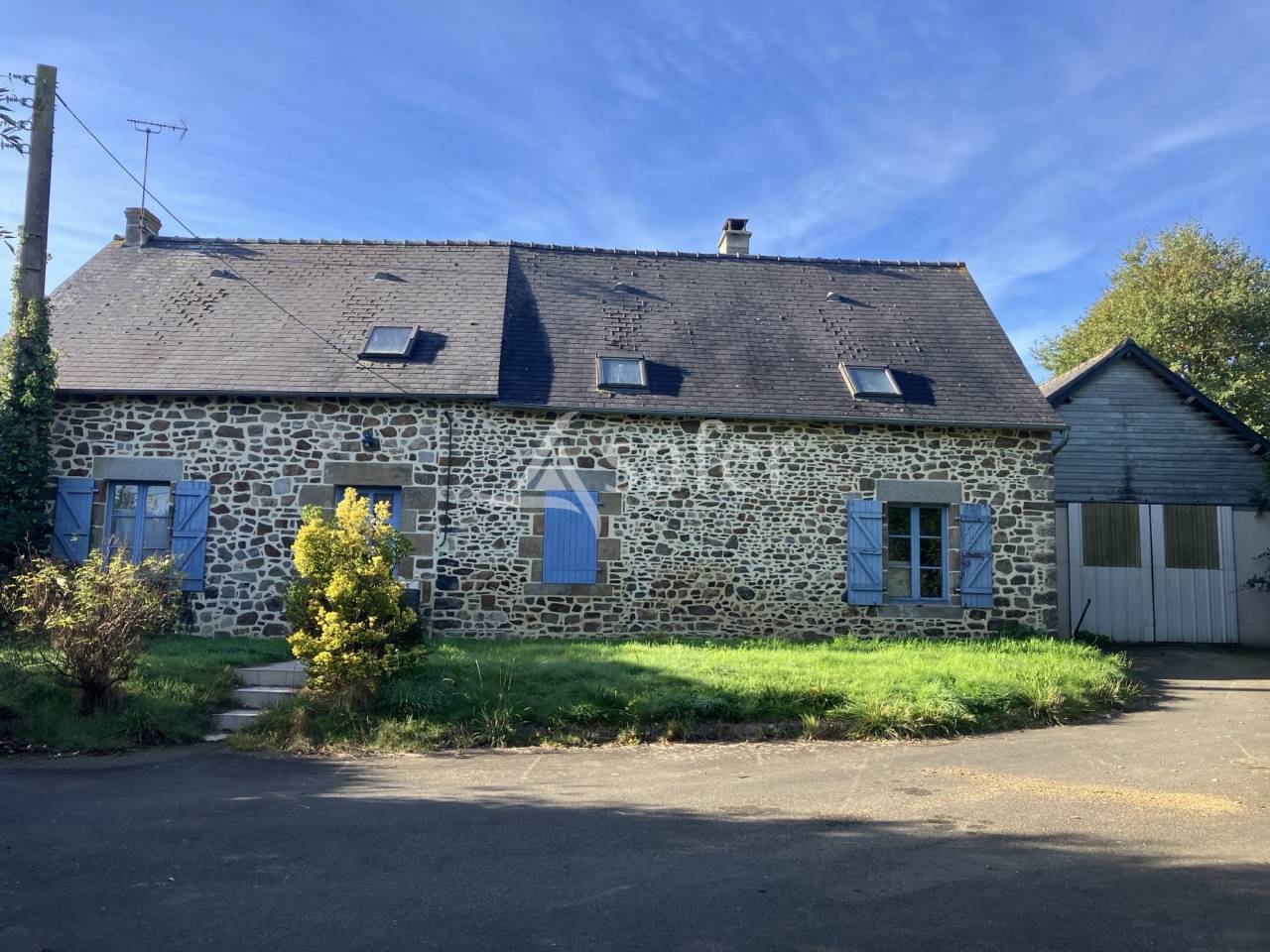 A vendre ferme avec maison d'habitation et b&acirc;timents agricoles