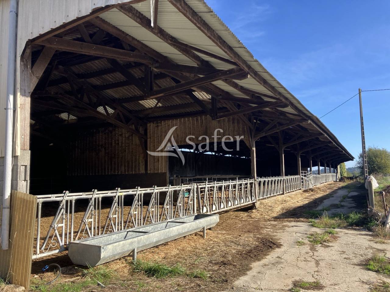 A vendre ferme avec maison d'habitation et b&acirc;timents agricoles