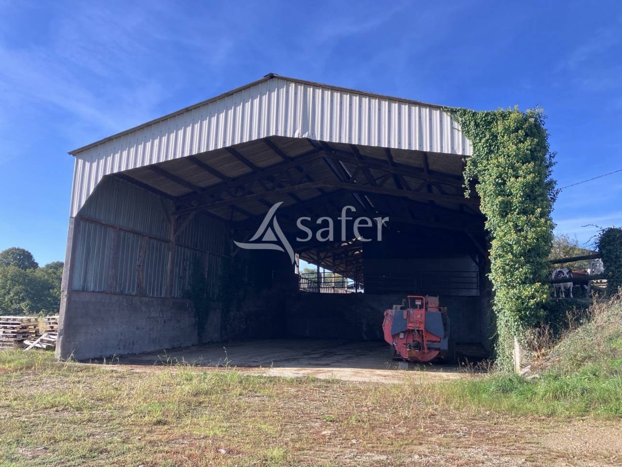 A vendre ferme avec maison d'habitation et b&acirc;timents agricoles