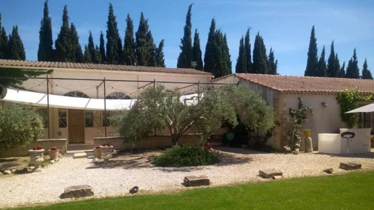 Au pied des Alpilles : mas de charme avec installations