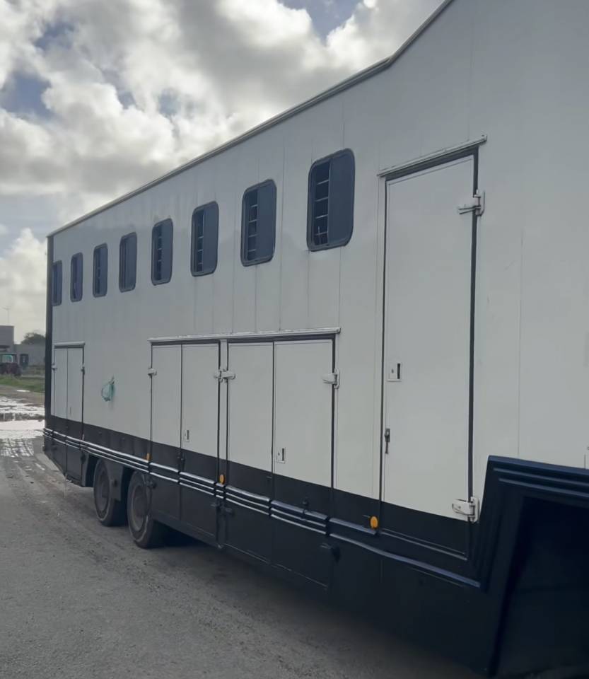 Ensemble Renault magnum et sa remorque 