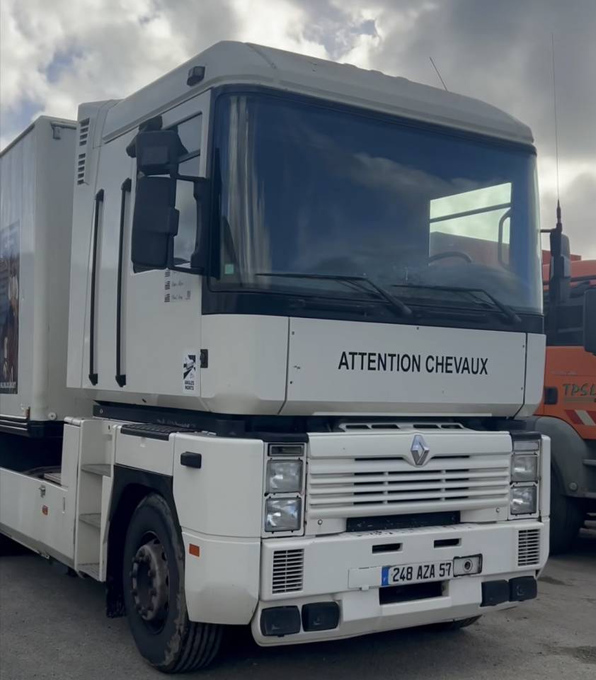 Ensemble Renault magnum et sa remorque 