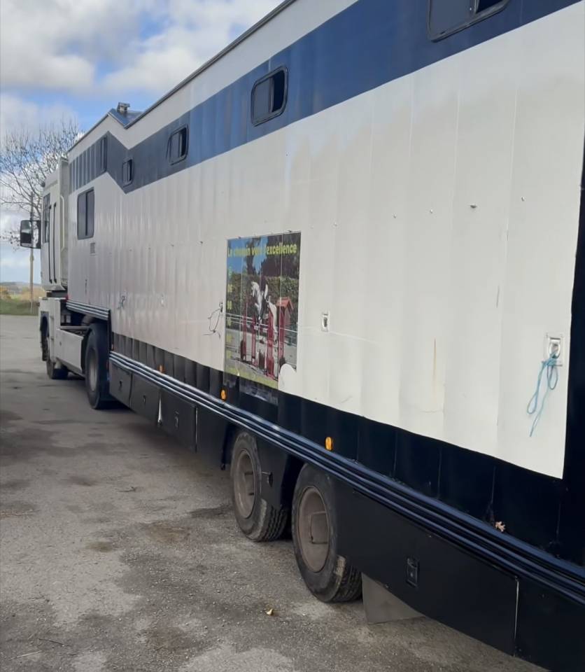 Ensemble Renault magnum et sa remorque 