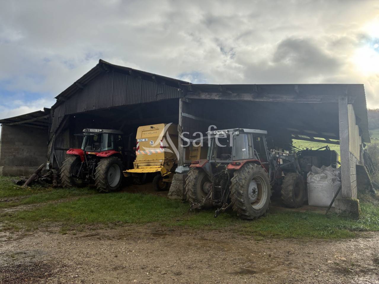 Ferme avec grange et b&acirc;timents - 8 ha
