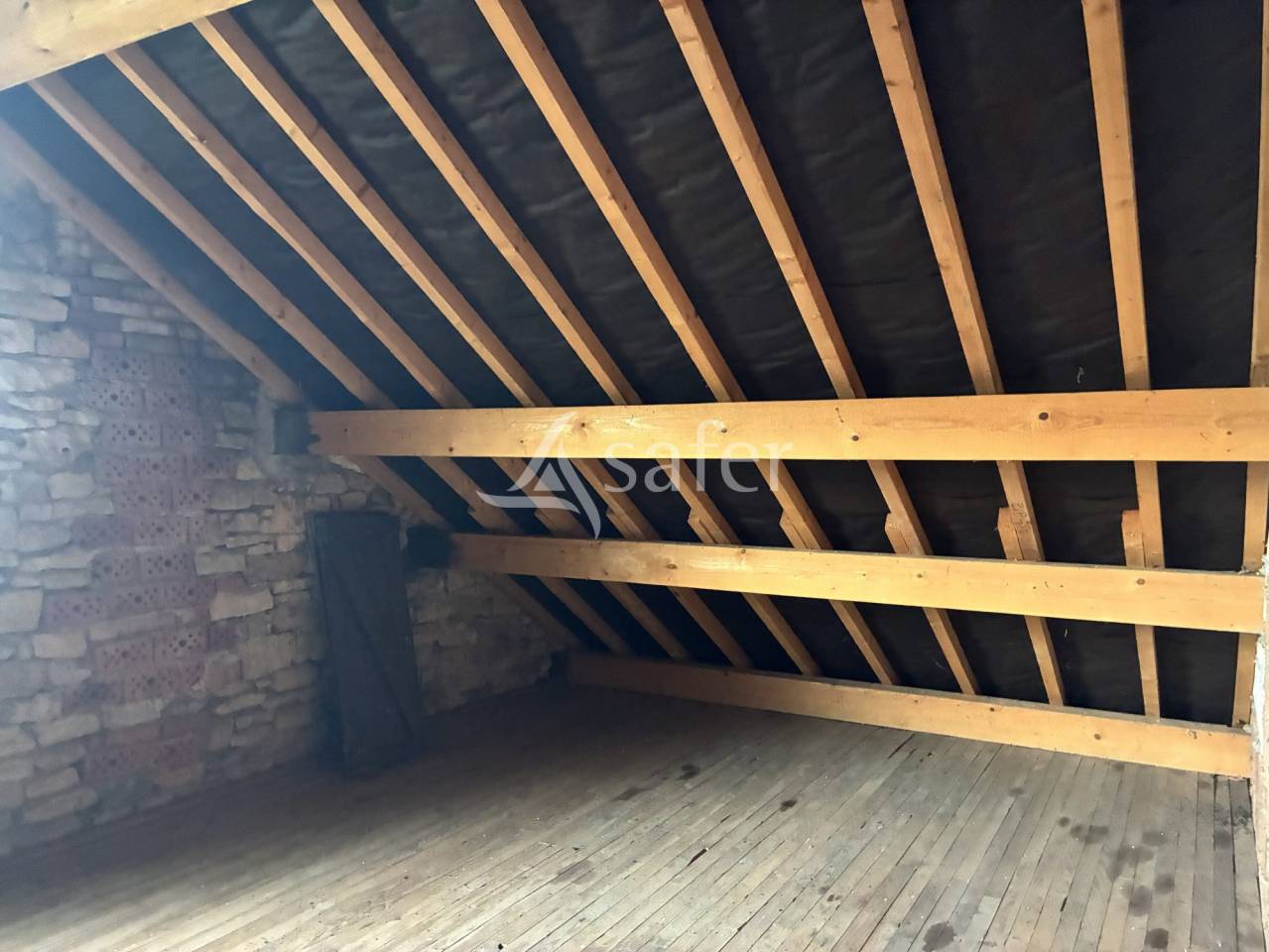 Ferme avec grange et b&acirc;timents - 8 ha