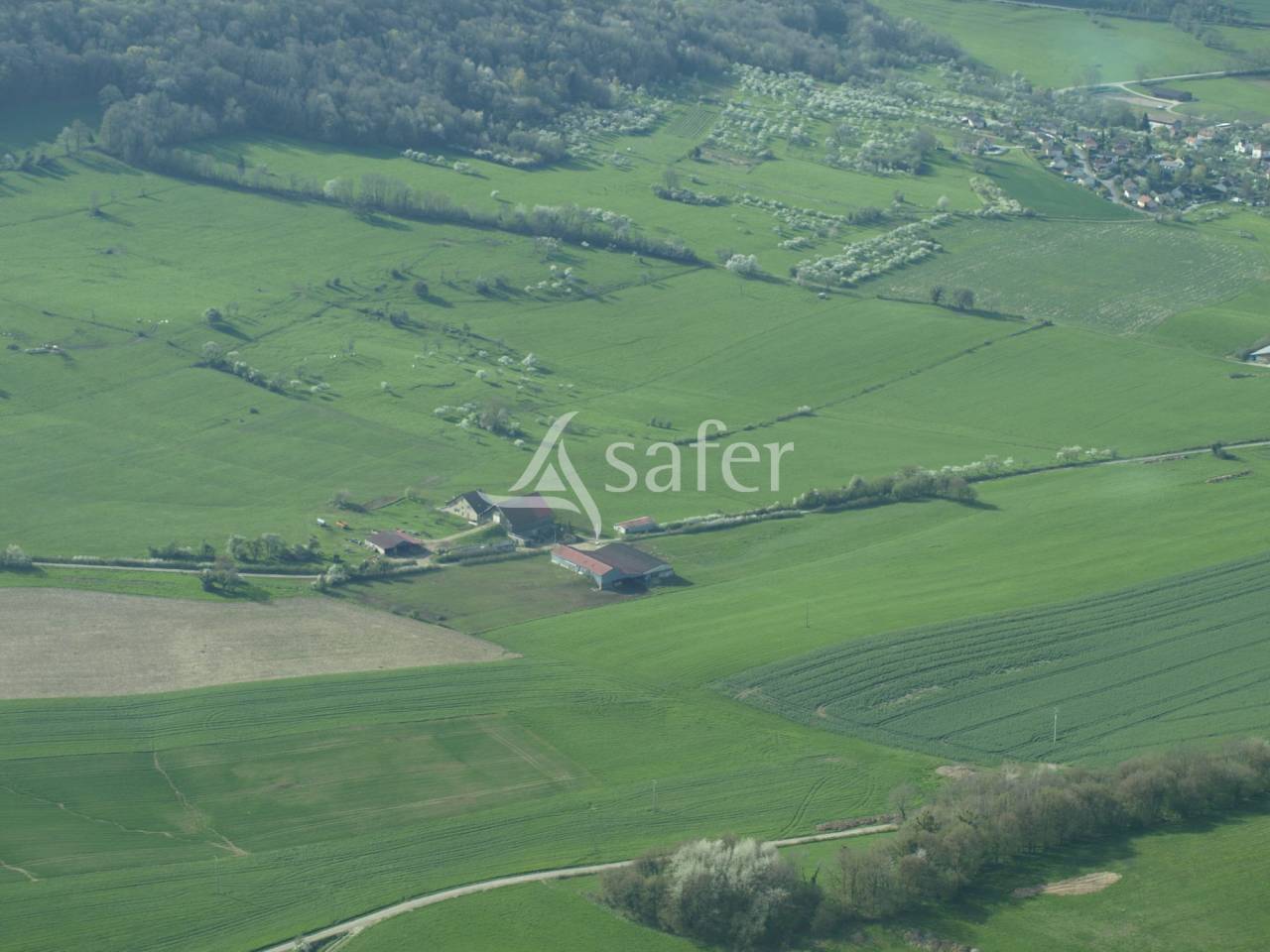 Ferme avec grange et b&acirc;timents - Terrains de 8 &agrave; 24 hectares