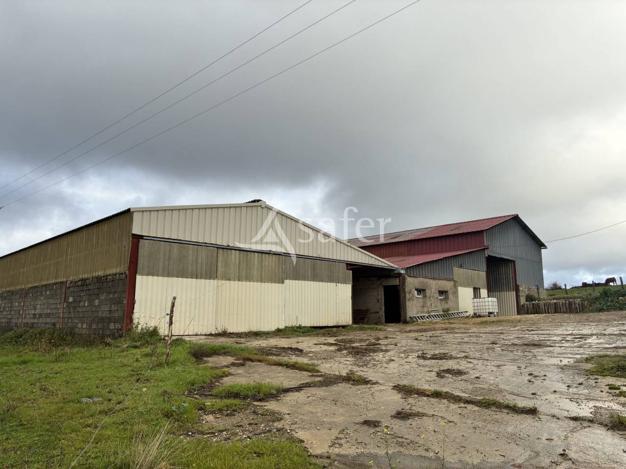 Ferme avec grange et b&acirc;timents - Terrains de 8 &agrave; 24 hectares