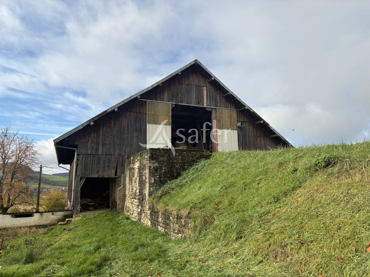 Ferme avec grange et b&acirc;timents - 24 hectares