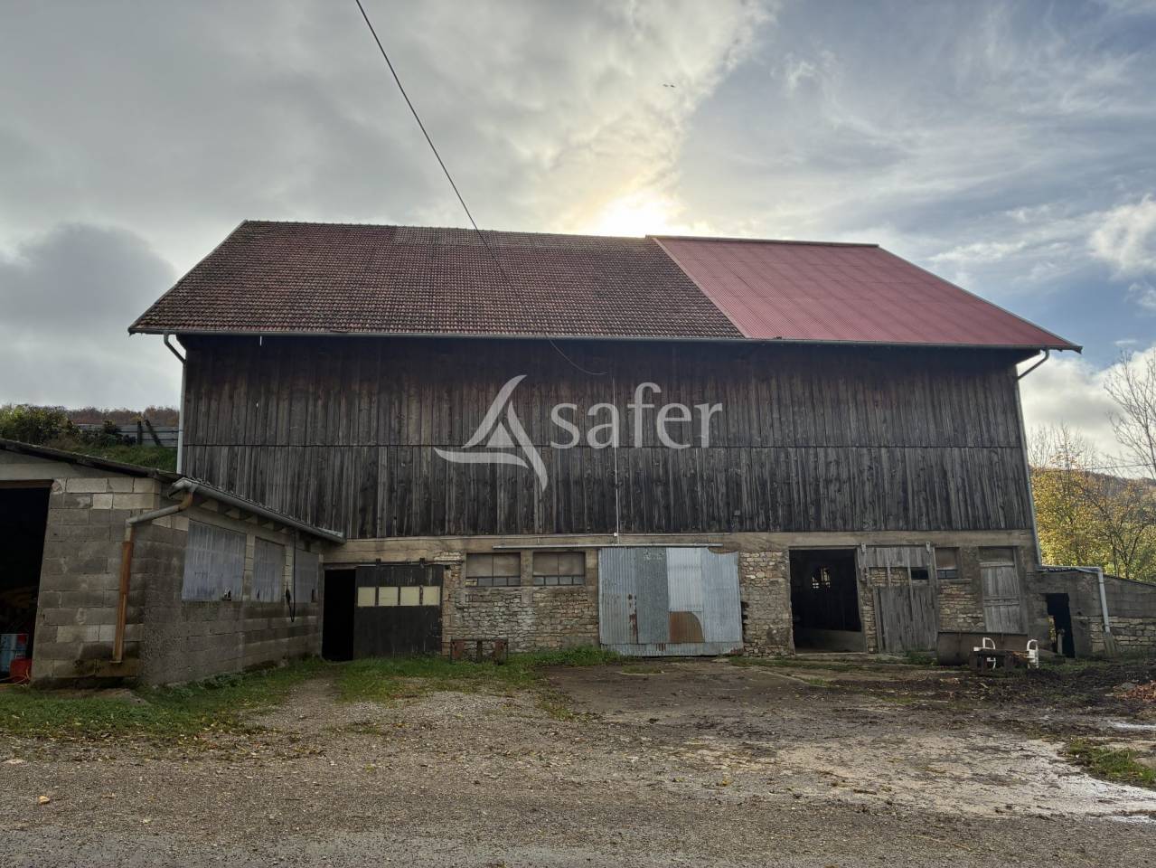 Ferme avec grange et b&acirc;timents - 24 hectares