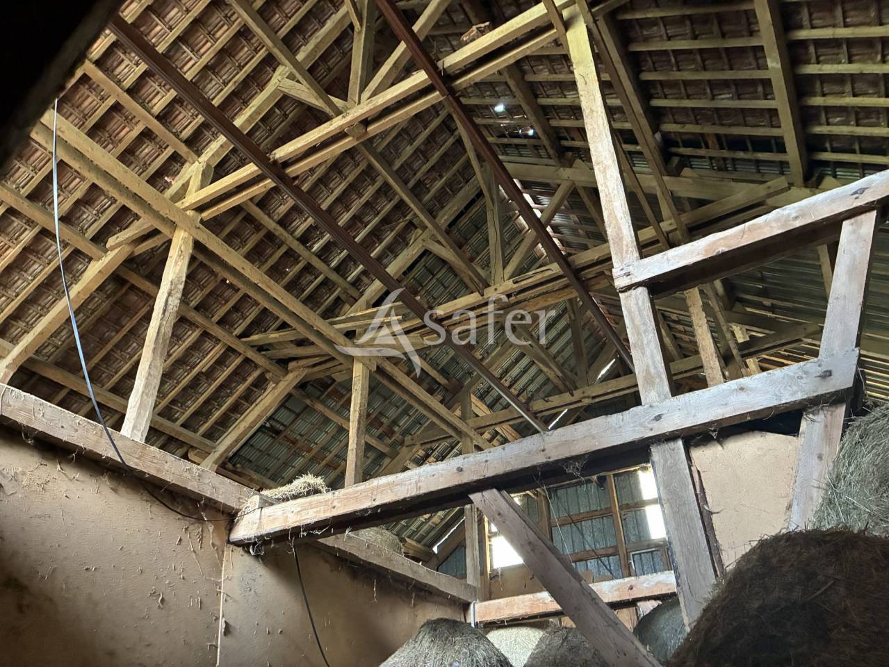 Ferme avec grange et b&acirc;timents - 24 hectares