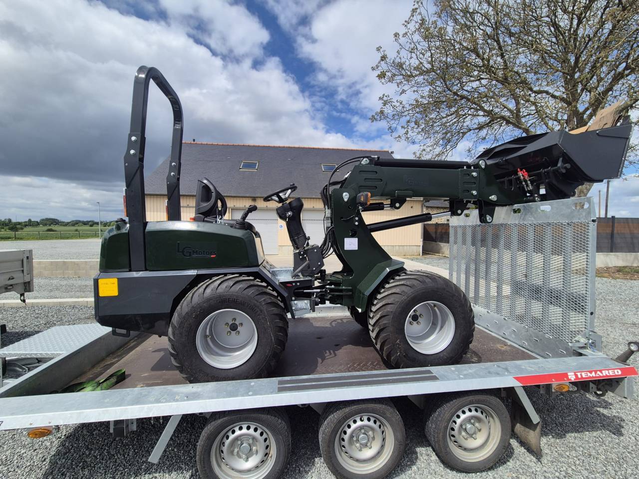 Valet de ferme - Mini chargeuse LG Motors TH180