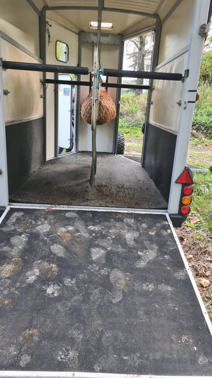 VAN IFOR WILLIAMS HB506 2 PLACES