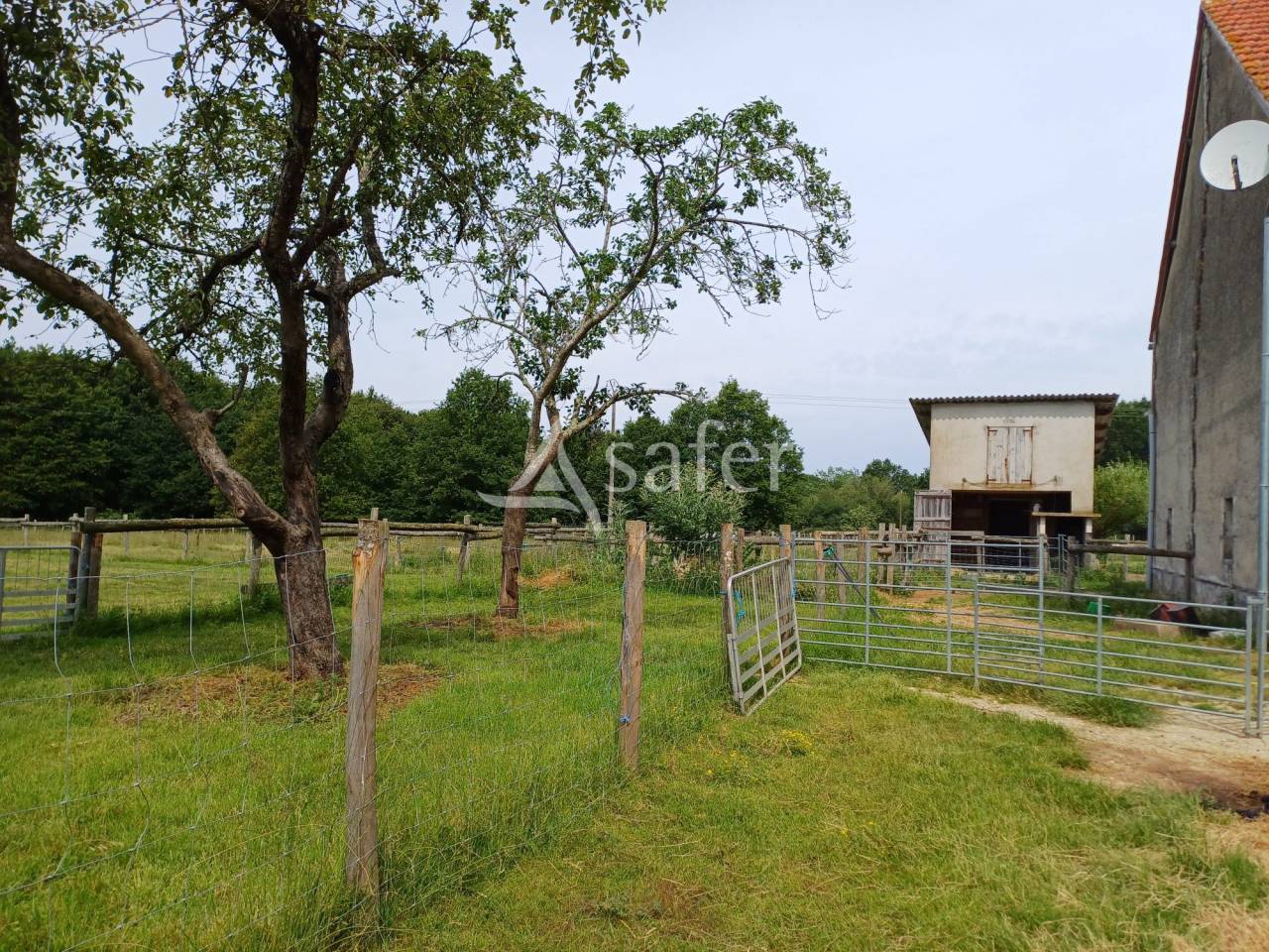 Propri&eacute;t&eacute; agricole bio sur 14ha de pr&eacute; et bois proche Montpon