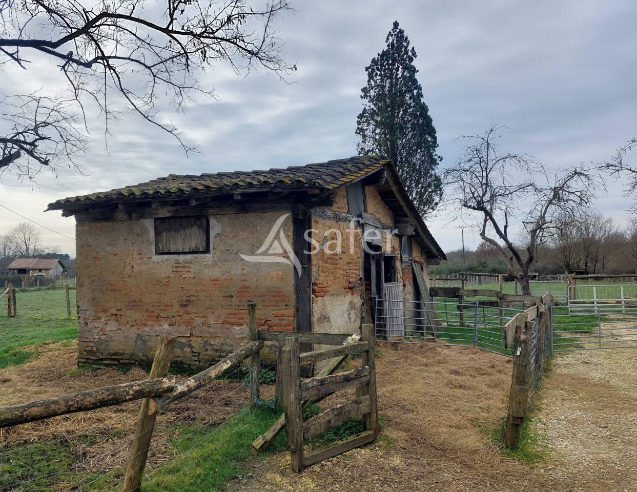 Propri&eacute;t&eacute; agricole bio sur 14ha de pr&eacute; et bois proche Montpon