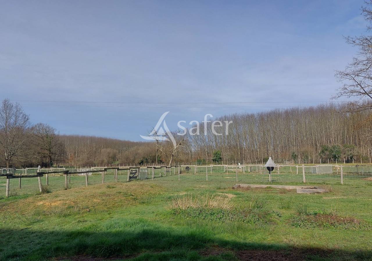 Propri&eacute;t&eacute; agricole bio sur 14ha de pr&eacute; et bois proche Montpon