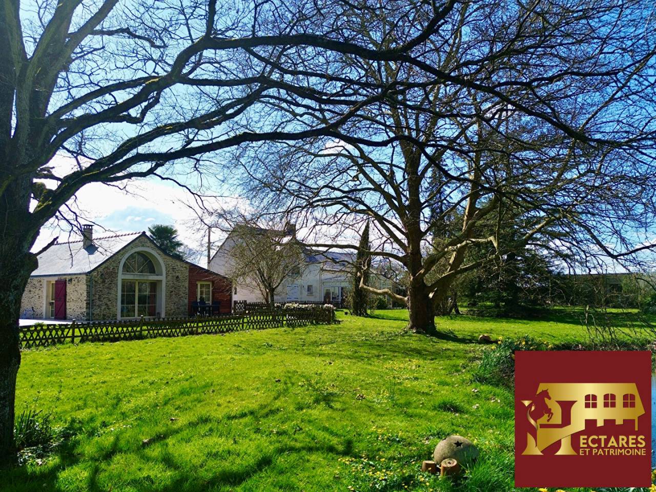 Maisons 7 pi&egrave;ce(s) 220 m2 g&icirc;tes 8 hectares.