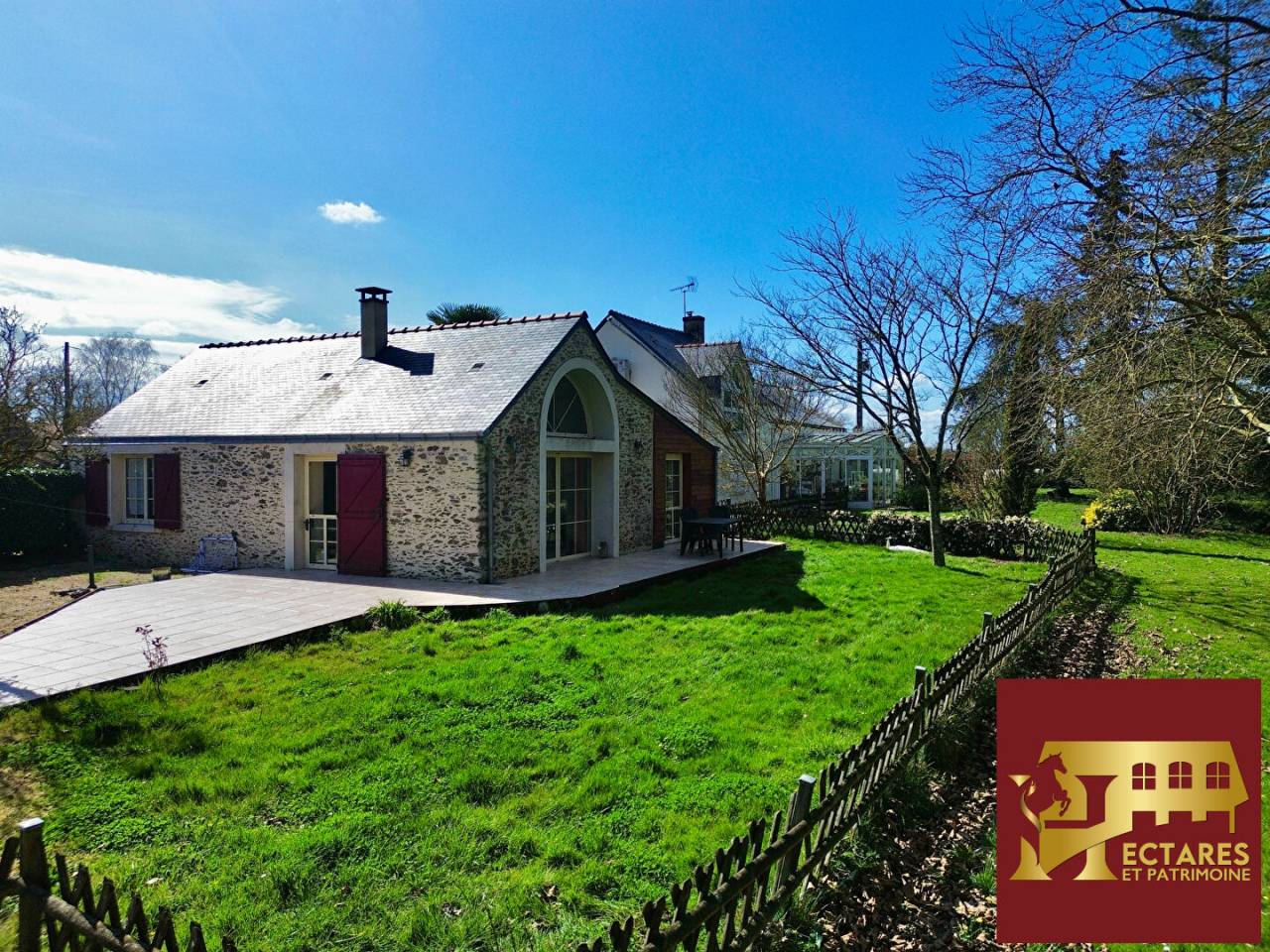 Maisons 7 pi&egrave;ce(s) 220 m2 g&icirc;tes 8 hectares.