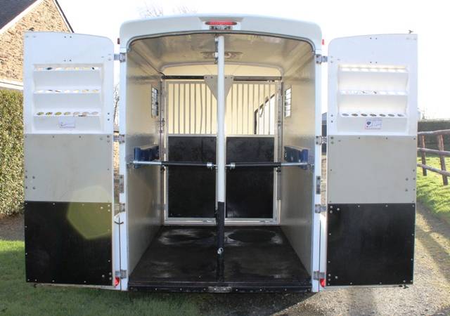 Van Barbot stalles 2 places TVA r&eacute;cup&eacute;rable 