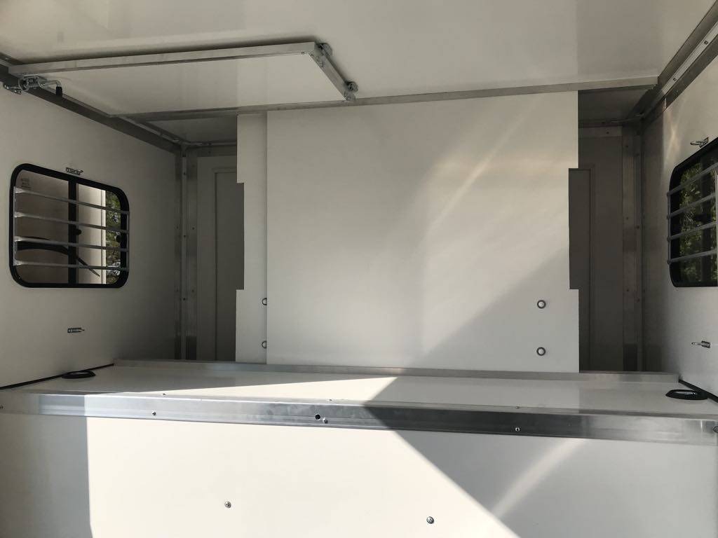 Camion chevaux carrosserie neuve 2011, 230 000 kms