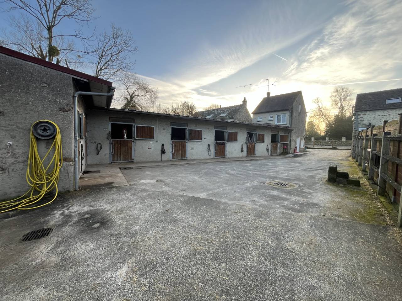 cour 6 boxes avec ses 2 paddocks et son studio IDF