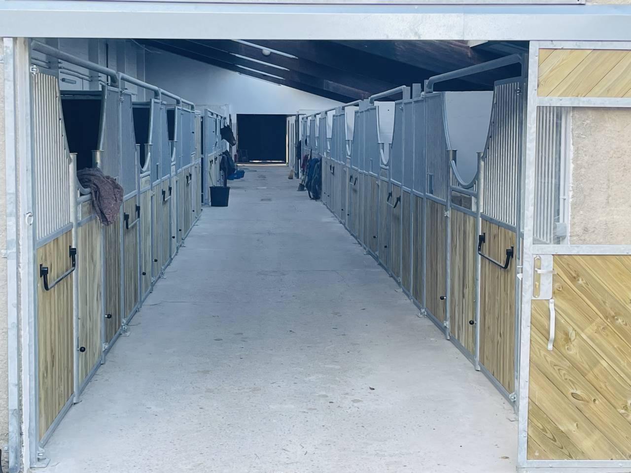 cour 6 boxes avec ses paddocks et son studio Yvelines
