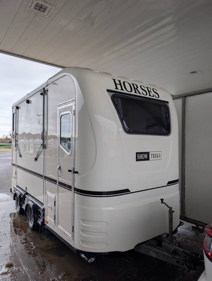 Van Equi-Trek Show Treka M