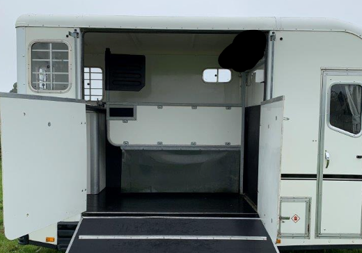 Van Equi-Trek Show Treka M