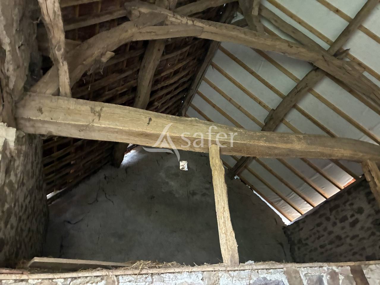 grange en pierres avec 12ha de pr&eacute;s attenant