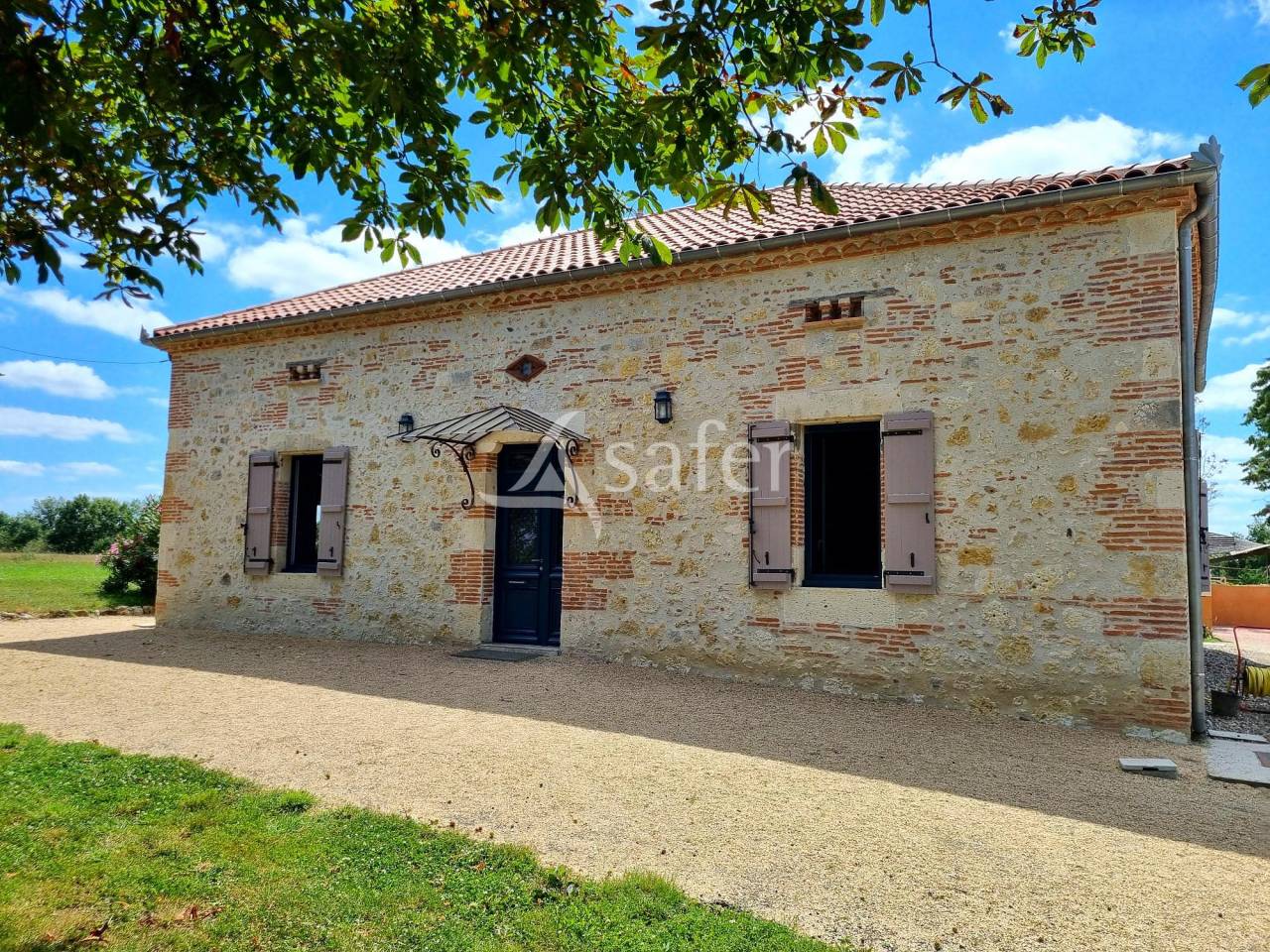 Proche de Valence joli corps de ferme en pierre r&eacute;nov&eacute; sur 17