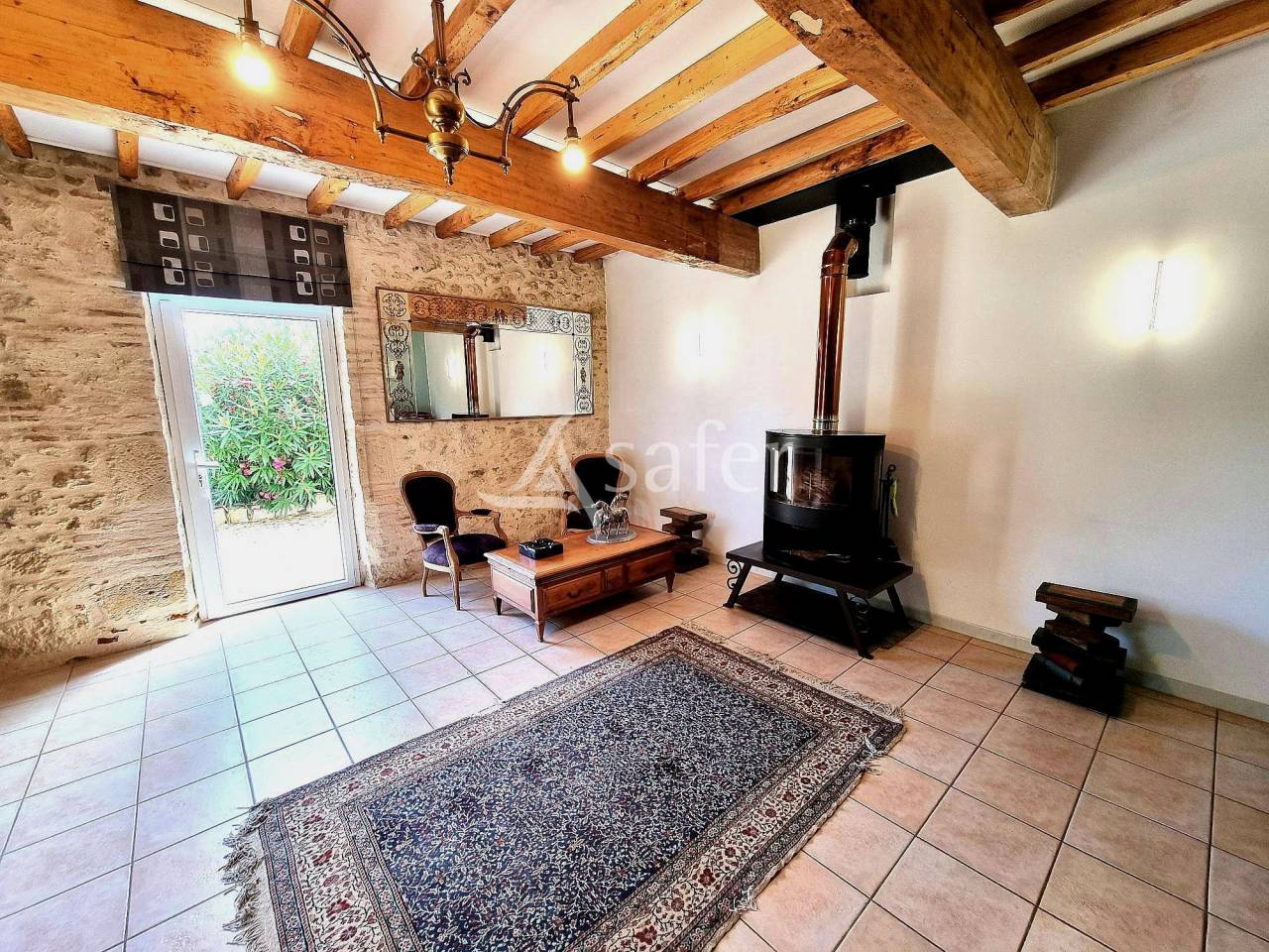 Proche de Valence joli corps de ferme en pierre r&eacute;nov&eacute; sur 17