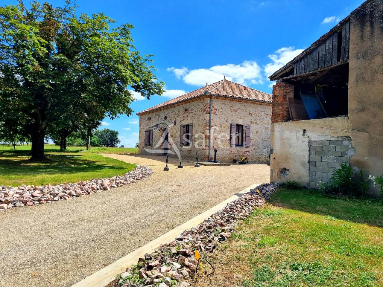 Proche de Valence joli corps de ferme en pierre r&eacute;nov&eacute; sur 17