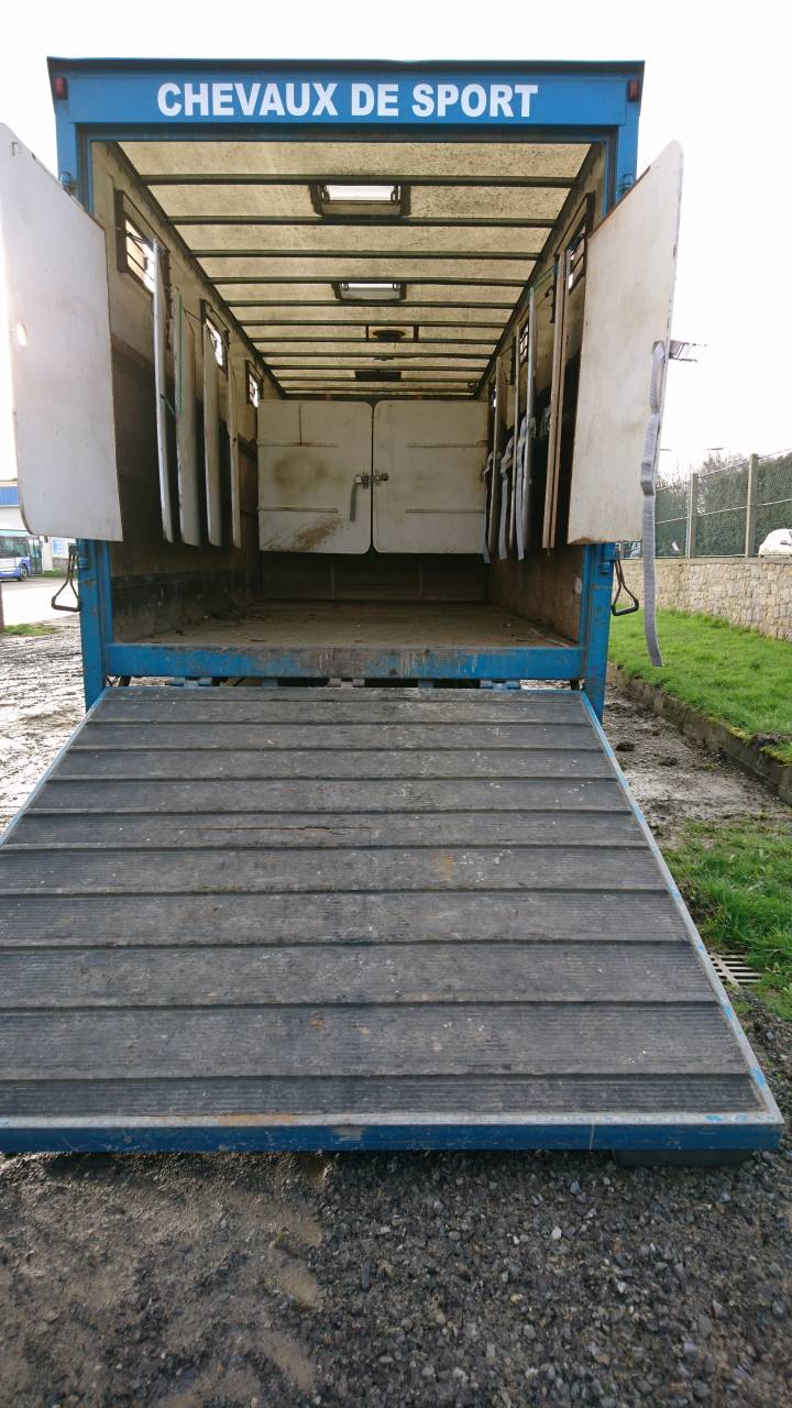 Camion M180 6 places + grande sellerie