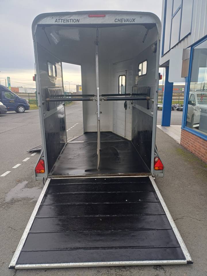 van 2 places avec pont avant