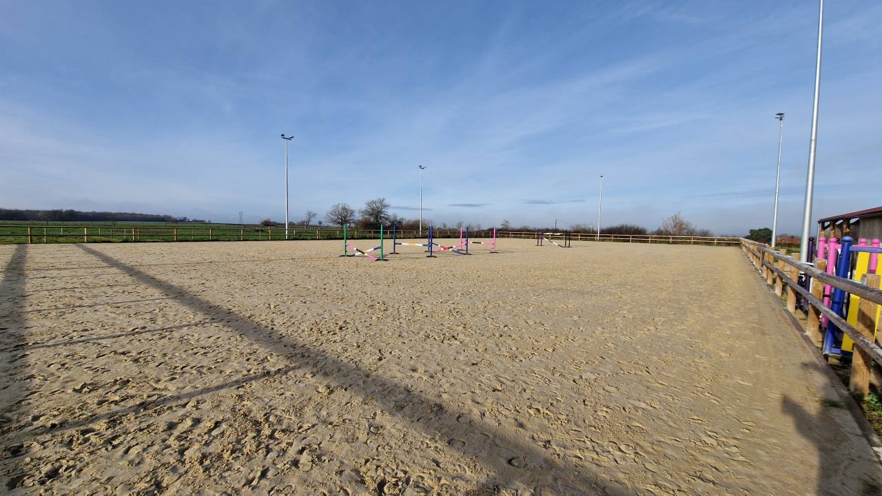 Propri&eacute;t&eacute; &eacute;questre avec villa avec piscine