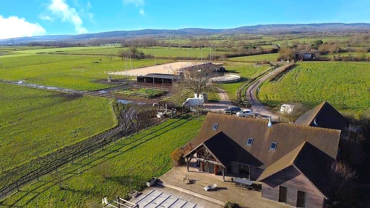 Propri&eacute;t&eacute; &eacute;questre avec villa avec piscine