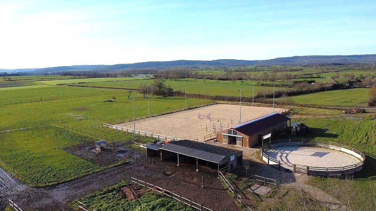 Propri&eacute;t&eacute; &eacute;questre avec villa avec piscine