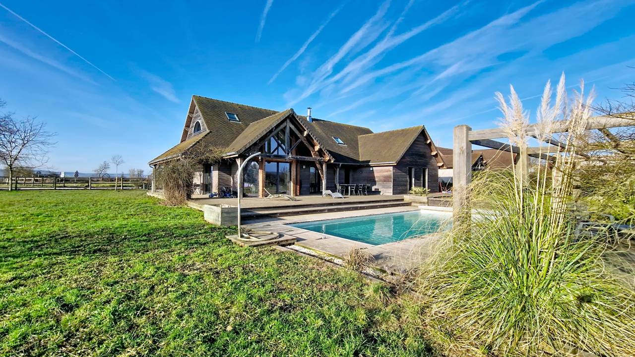 Propri&eacute;t&eacute; &eacute;questre avec villa avec piscine