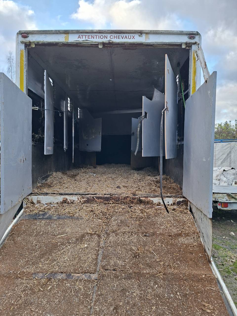 camion chevaux 6 places 