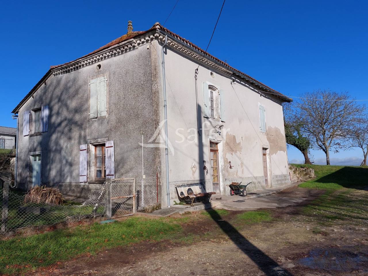 Exploitation d'&eacute;levage sur 104ha, proche Rib&eacute;rac