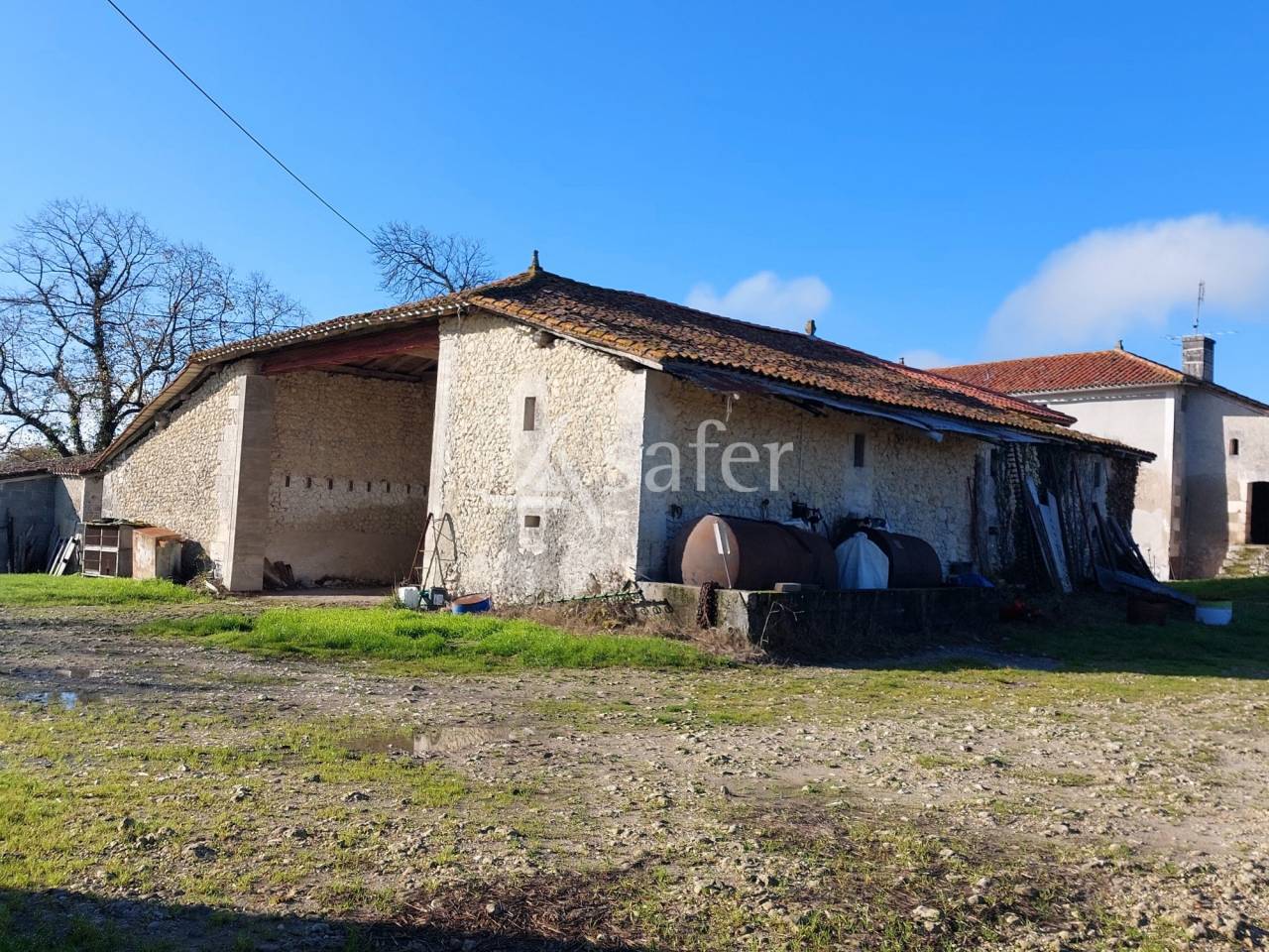 Exploitation d'&eacute;levage sur 104ha, proche Rib&eacute;rac