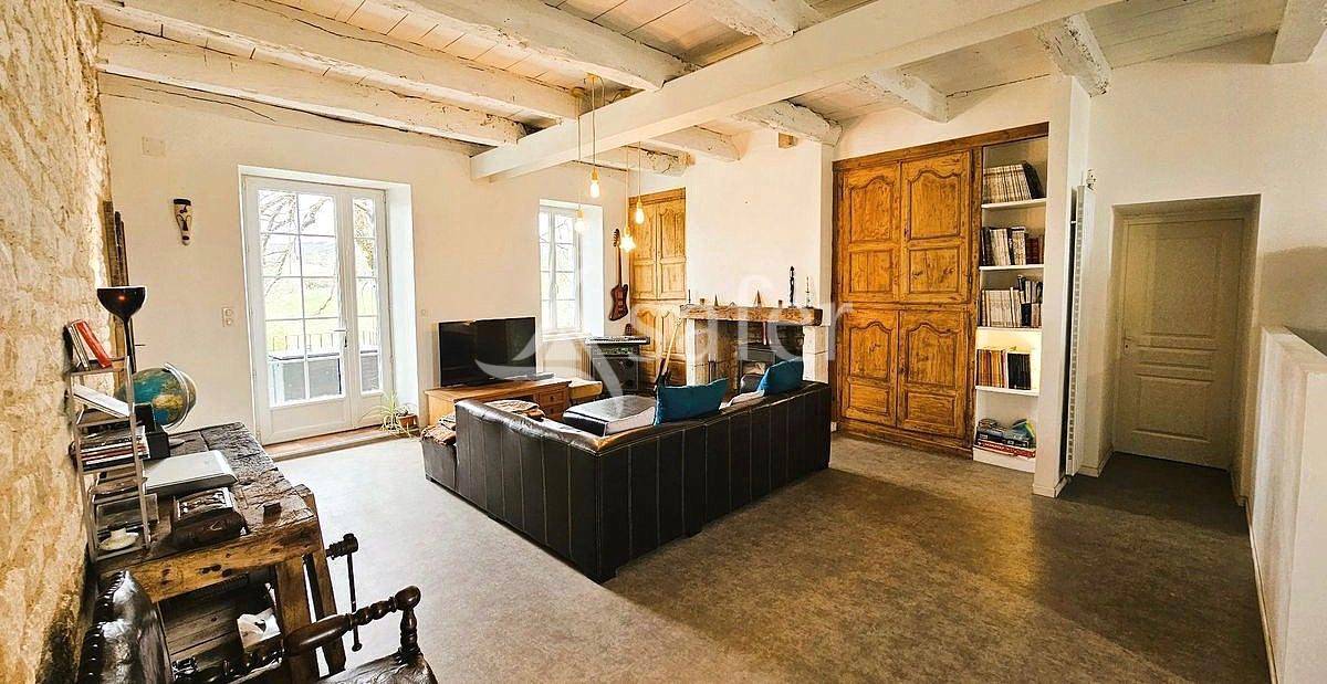 Bel ensemble quercynois 370 m&sup2; habitable avec d&eacute;pendances sur