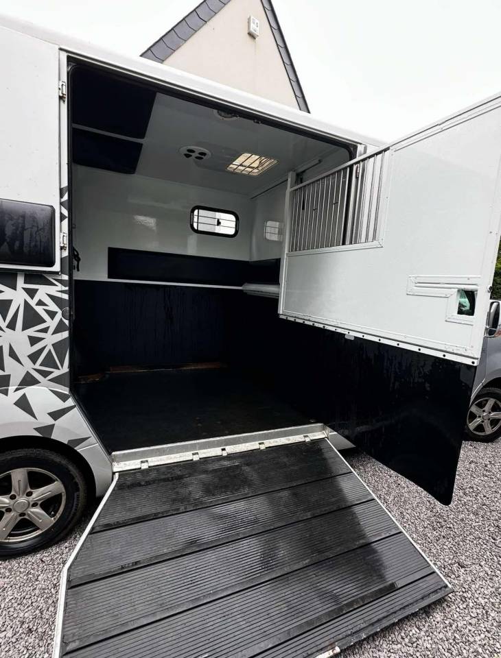 Camion chevaux &agrave; vendre &ndash; cabine 5 places 