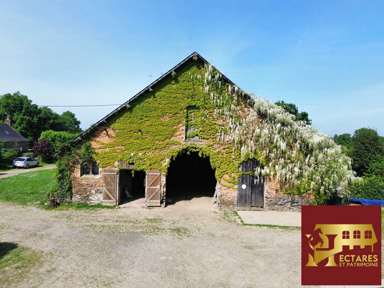 propri&eacute;t&eacute; &eacute;questre, 5 hectares, carri&egrave;re, &eacute;tang et d&eacute;pendance de 500 m2