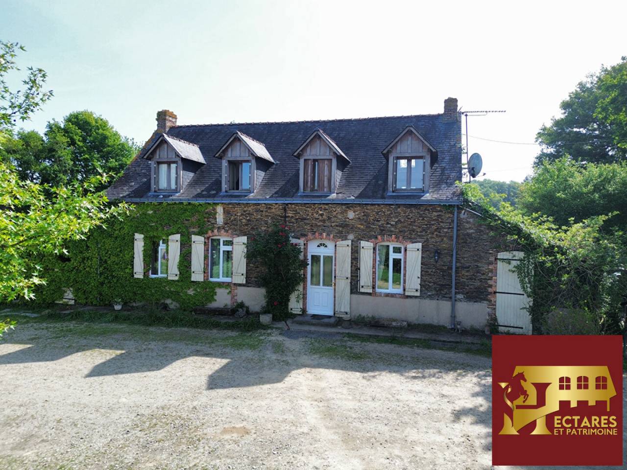 Propri&eacute;t&eacute; &eacute;questre, 5 hectares, d&eacute;pendances et habitation 180 m2