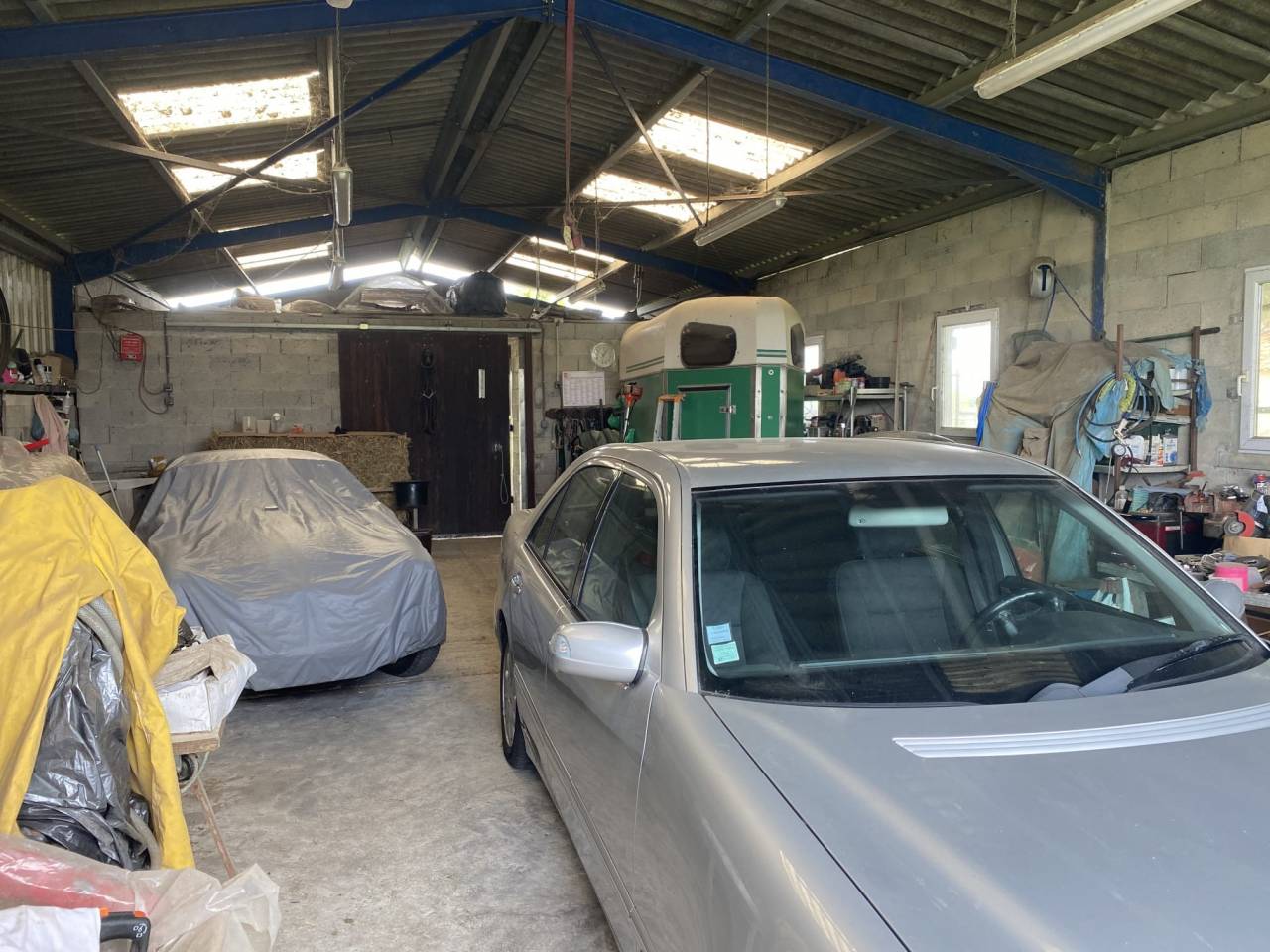 Belle propri&eacute;t&eacute; avec boxs pour 4 chevaux 