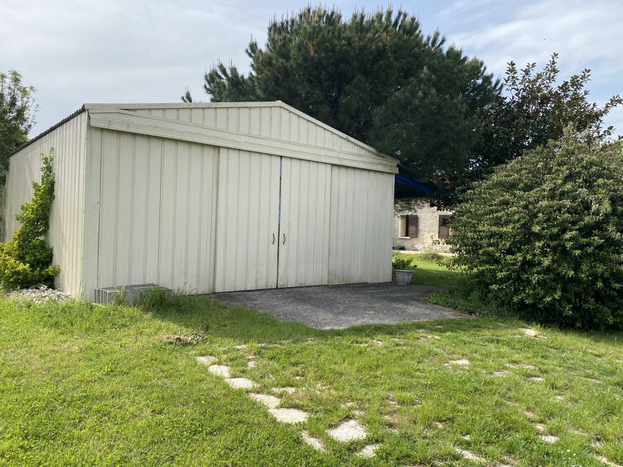 Belle propri&eacute;t&eacute; avec boxs pour 4 chevaux 