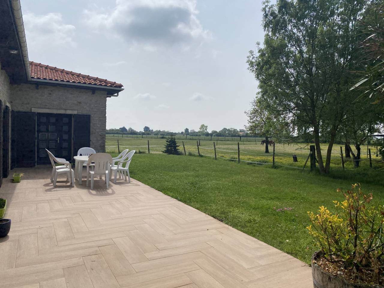 Belle propri&eacute;t&eacute; avec boxs pour 4 chevaux 