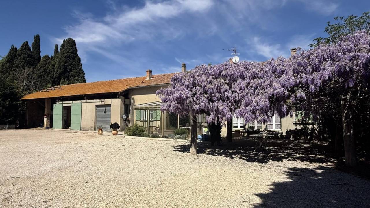 Belle propri&eacute;t&eacute; avec deux logements et d&eacute;pendances