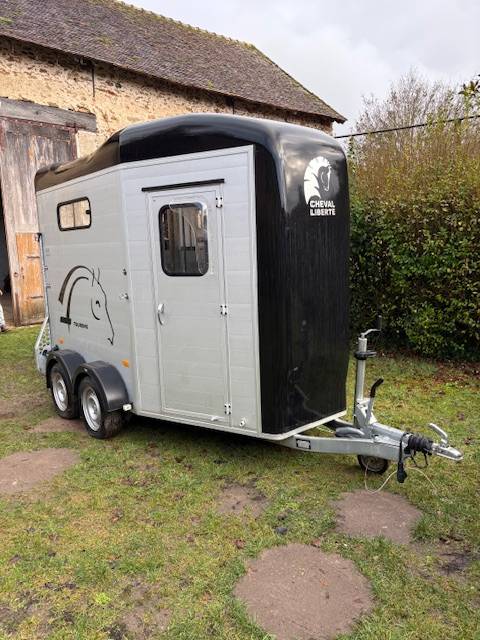 Van 2 Places Cheval Libert&eacute; Touring